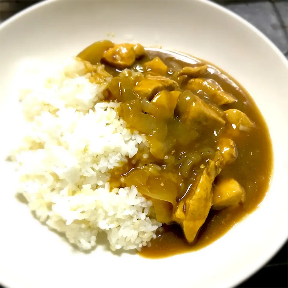 今夜は、鶏肉の旨味たっぷりチキンカレーを頂きます😋🎵🎉|ギムレットさん