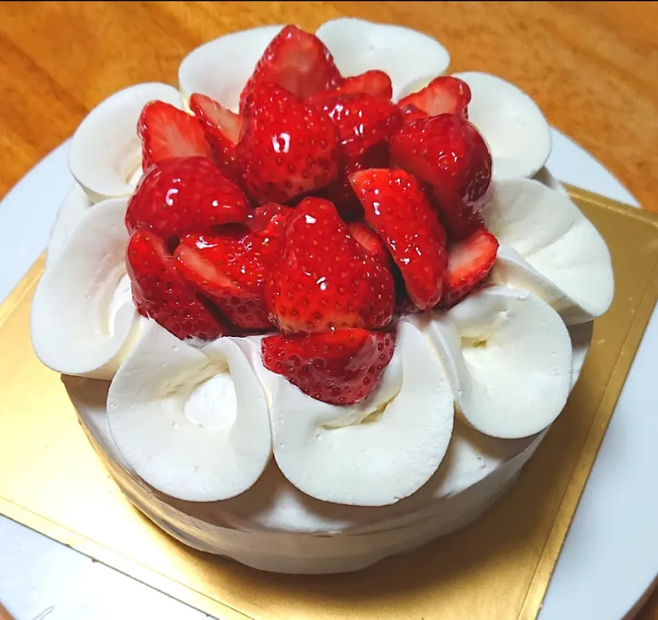 ひな祭りケーキ
#手作り大好き#サントノーレ口金#ケーキ
花びらみたいな絞りにしてひな祭りケーキ作ってみました。いつも迷うイチゴの配置。最後はのせすぎて崩れちゃうってことに💦それでもイチゴたっぷりだから子供達は大喜びでした😁|きいさんさん