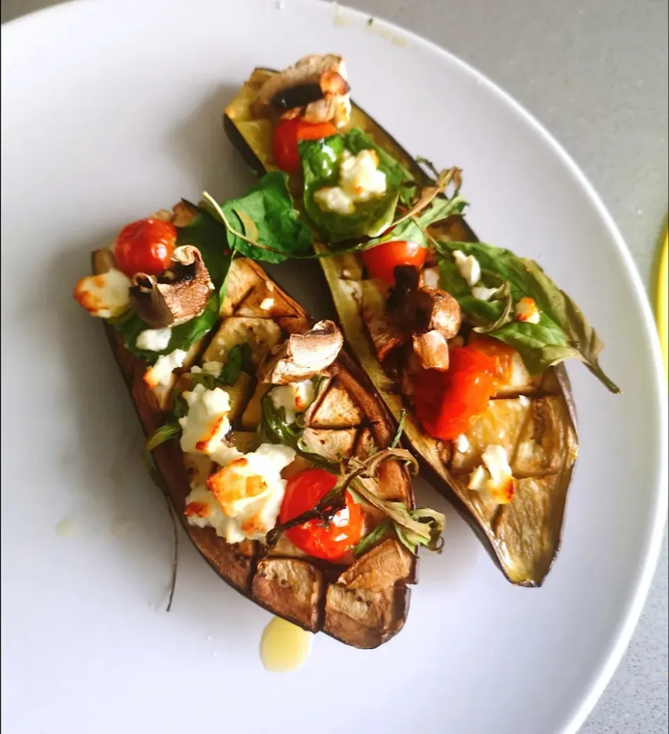 Berenjenas al horno con feta, champiñones, cherry y espinacas|vkさん