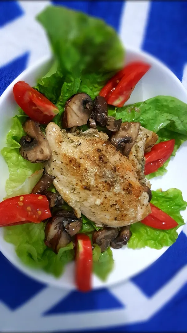 simple grilled chicken breast with some greens!|sweetsharlz123さん