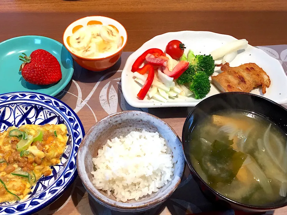 Snapdishの料理写真:朝ごはん
はんぺん付け焼、大根塩漬け、ブロッコリー、パプリカ、プチトマト、白米、納豆オムレツ、玉ねぎとわかめと揚げの味噌汁、あまおう、バナナ添えヨーグルト|かよちゃんさん