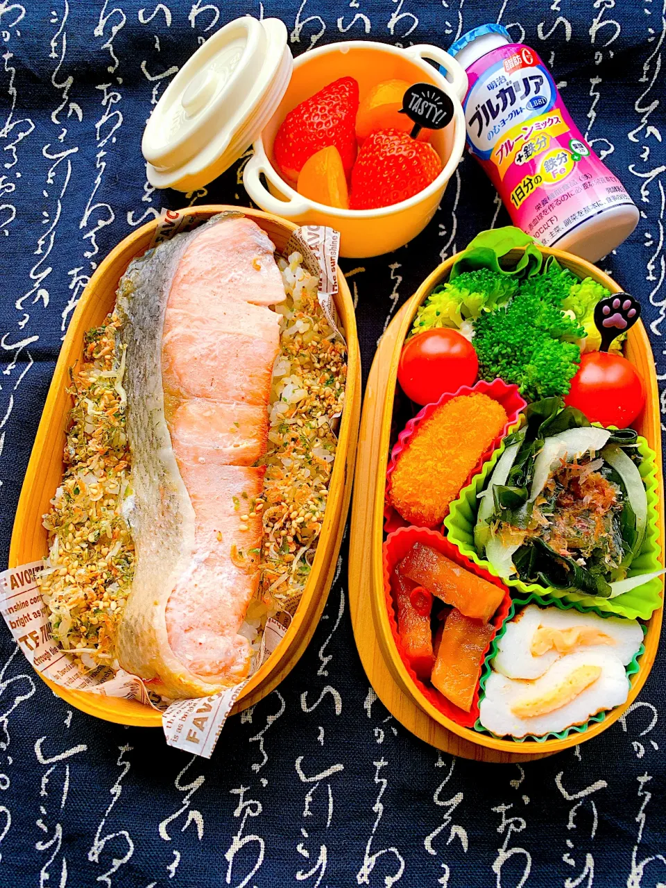 Snapdishの料理写真:#お弁当　#お父さん弁当　#鮭弁　#野菜多め　#早採りわかめ　#デザートはやよいひめ苺と金柑|Blueberry🫐さん