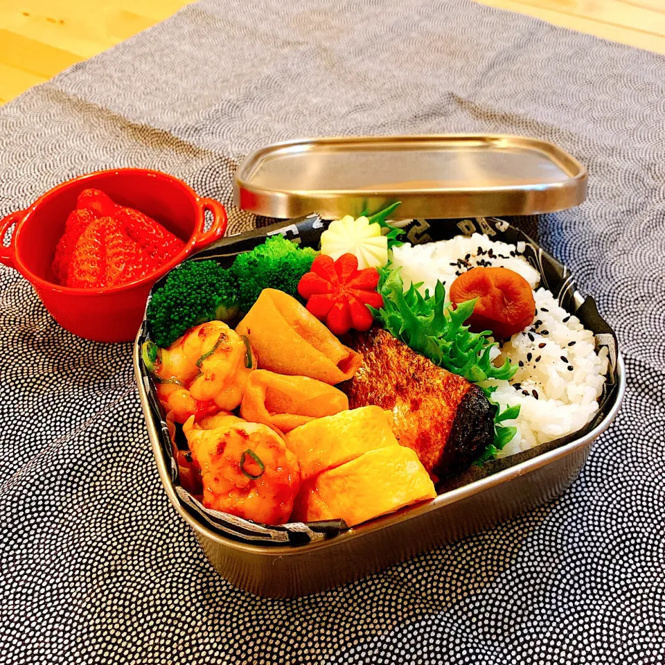 パパが食べたいもん弁当✴︎                                鮭ハラス✴︎プルコギ春巻✴︎海老チリ|あやみんさん