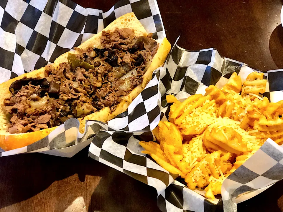 Snapdishの料理写真:Philly cheese steak & Garlic Parmesan fries|ひい氏さん