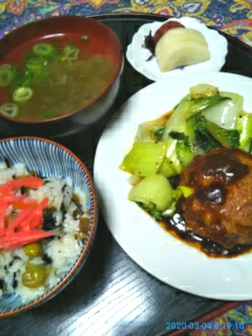 よねばーばの朝ごはん
冷凍ハンバーグ、チンゲン菜添え
とろろ昆布の味噌汁
ひじきの寿司酢飯
たくわん、梅干し
コーヒー、|yoneばーばさん