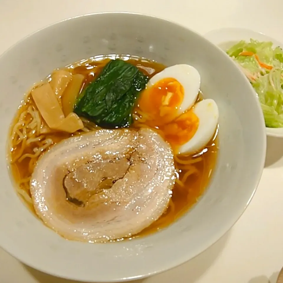 Snapdishの料理写真:醤油ラーメン 🍜 と レタスとカニカマのマヨサラダ|ゆう˙˚ʚ♡ɞ ˚˙さん