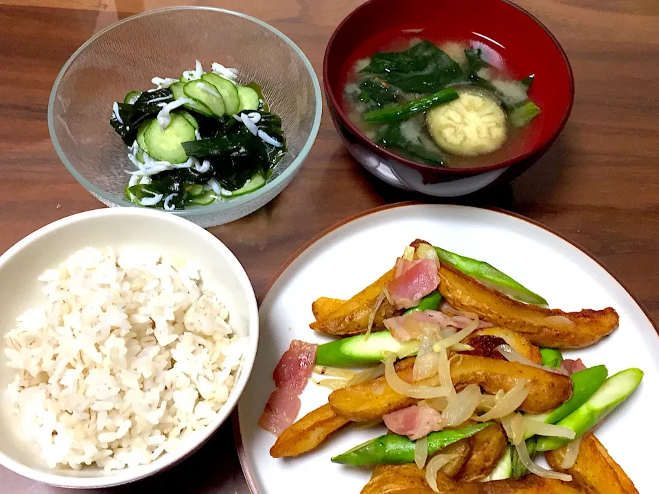 Snapdishの料理写真:アスパラとベーコンのジャーマンポテト風 なすとほうれん草の味噌汁 しらすときゅうりの酢の物|おさむん17さん