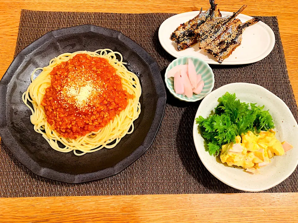 我が家の晩ごはん🍝ミートソースパスタ、南瓜サラダ、ししゃものみりん干し|いちごさん