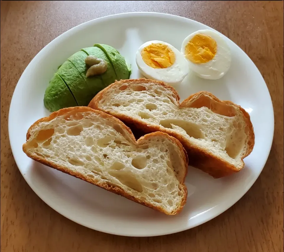 軽くトーストした塩バターソフトフランス
茹で卵
アボカドわさび|ナナさん