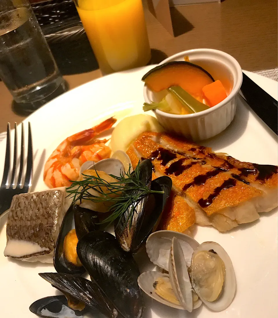 Snapdishの料理写真:Hiltonホテル小田原ディナーメインディッシュはフィッシュ盛り合わせ|シュトママさん