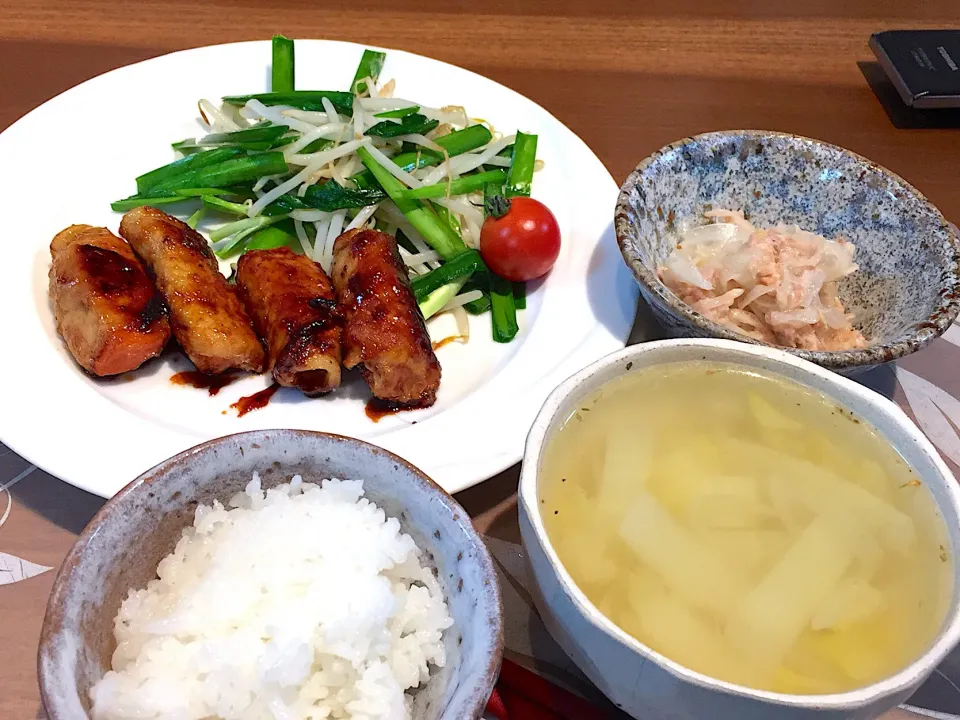 Snapdishの料理写真:晩御飯
人参の肉巻き、もやしとニラの炒め物、白米、玉ねぎとツナのマリネ、白菜スープ|かよちゃんさん