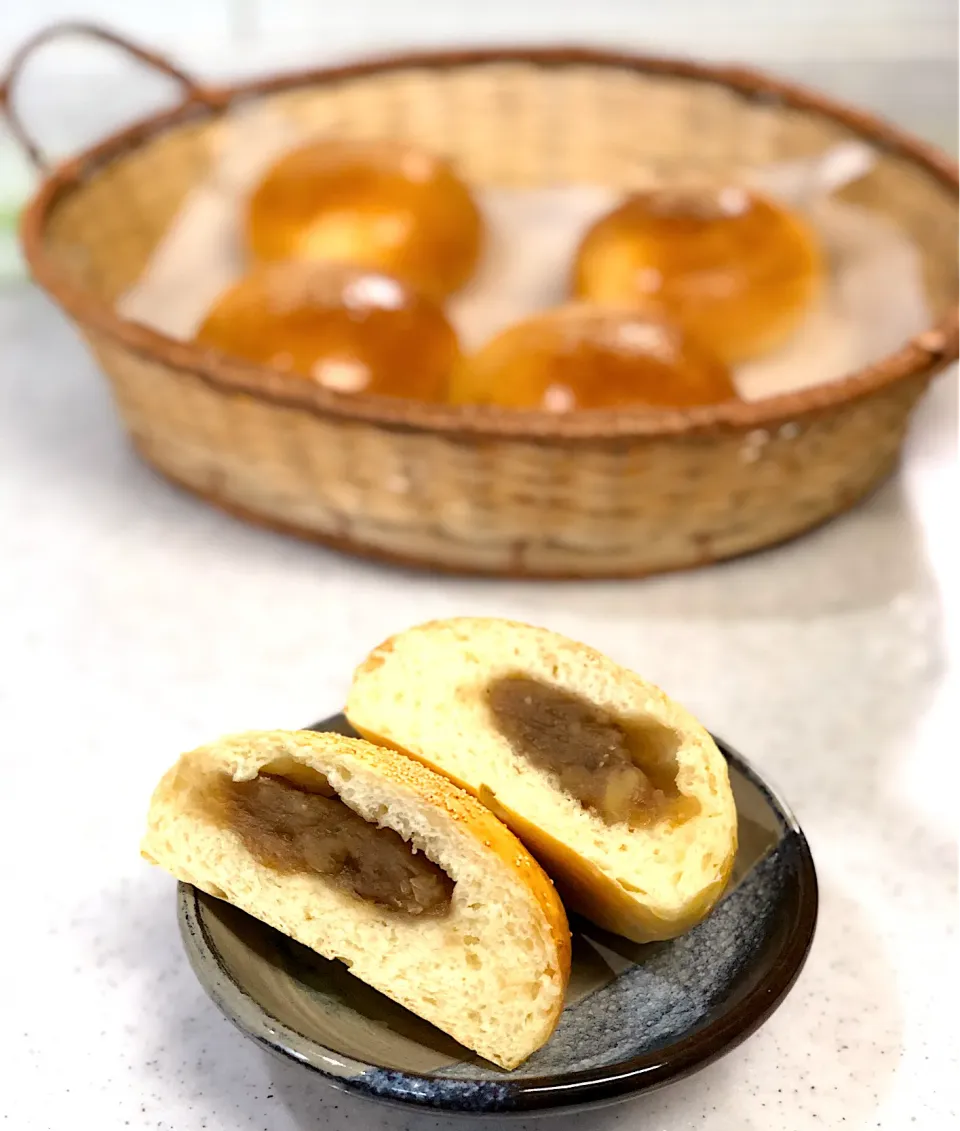 今日のパン…
.
🍊柚子と甘栗あんのあんパン🌰

コンデンスミルクを入れて ちょっと甘めの生地…

甘栗あんには、🌰の粒々も入ってて美味し〜

柚子ピールを入れたら爽やかなあんパンになった👍

#手作りパン　#おうちパン　#パン　#パン好き　#パン活　#あんパン　#甘栗あんパン  #柚子ピール　#甘栗あん|ゆうさん