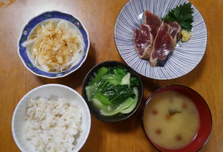 ２月１日　かつおのたたき　チンゲン菜のナムル　玉ねぎサラダ　なめこのお味噌汁|いもこ。さん