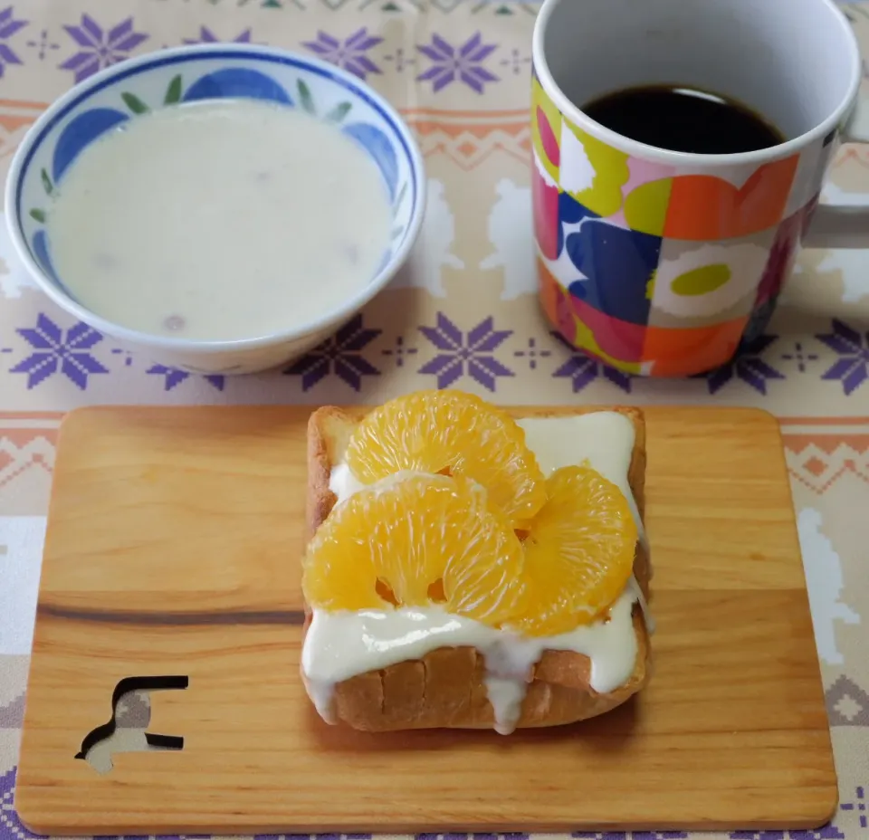 Snapdishの料理写真:チーズのクリームと八朔のせた朝ごパン|Orie Uekiさん