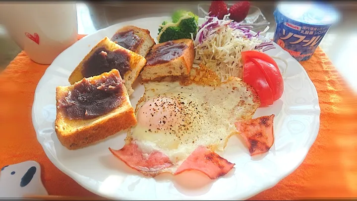 ワンプレートの朝ごパン🍞

  小倉トースト
  目玉焼き🍳|びせんさん