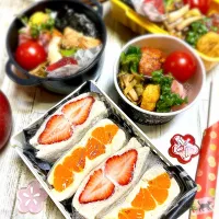 Snapdishの料理写真:娘のフルーツサンド弁当|mamechanさん