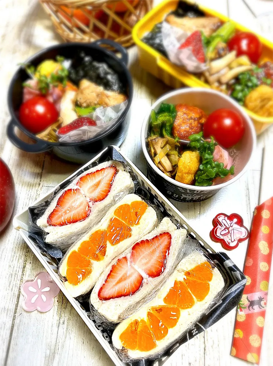 Snapdishの料理写真:娘のフルーツサンド弁当|mamechanさん