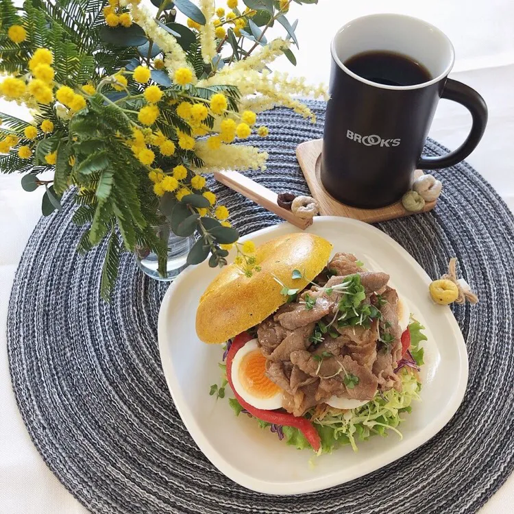 Snapdishの料理写真:3/5❤︎豚ロース焼肉&半熟たまご乗せベーグルサンド❤︎お弁当の残り物で作りました🍃|Makinsさん