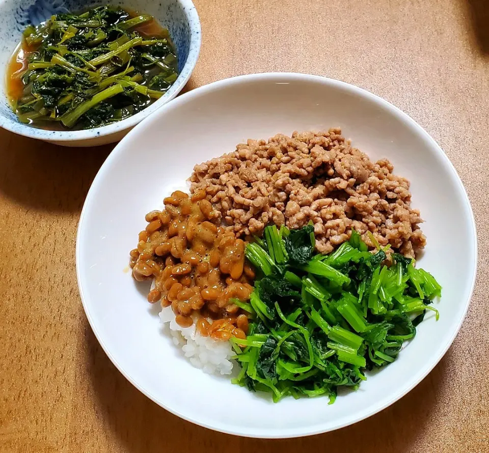 豚そぼろと納豆と三つ葉の丼
わさびの葉の甘辛煮を添えて|ナナさん