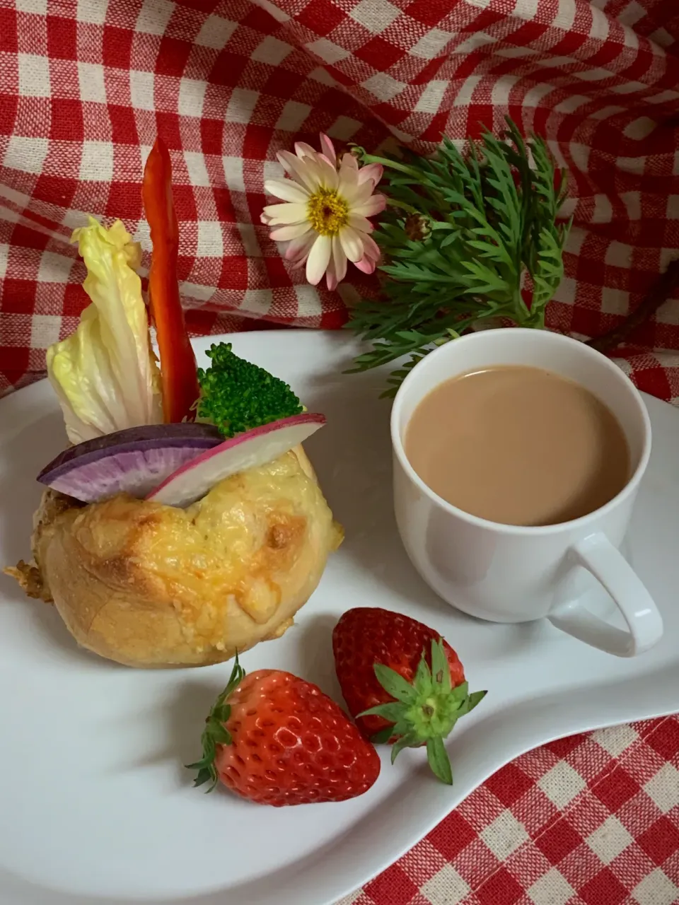 Snapdishの料理写真:野菜たっぷり焼きカレーパン|nononkoさん