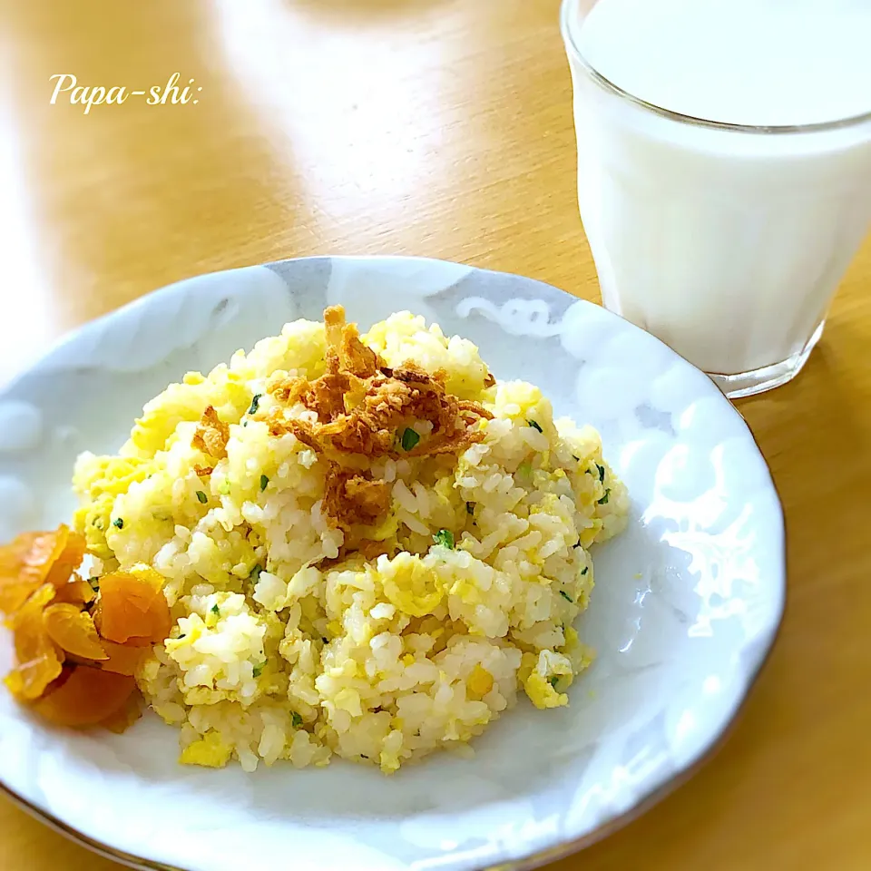 お昼の炒飯　私は炒飯食べる時牛乳ないとダメなんです😅　乳製品の消費に協力できたかな⁉︎|パパ氏さん