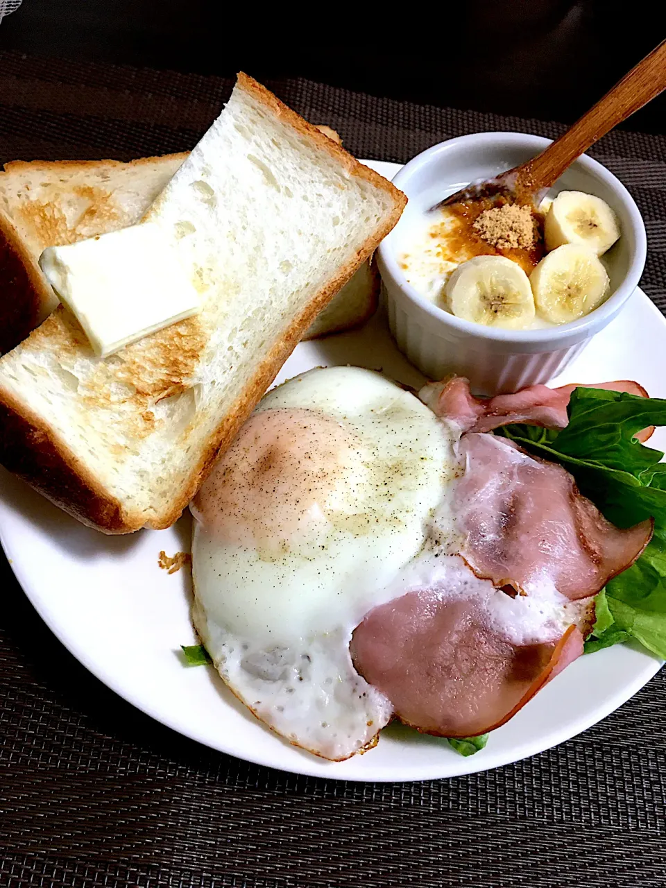 ハムエッグとトーストのランチ、きな粉バナナヨーグルト|ちぐあささん