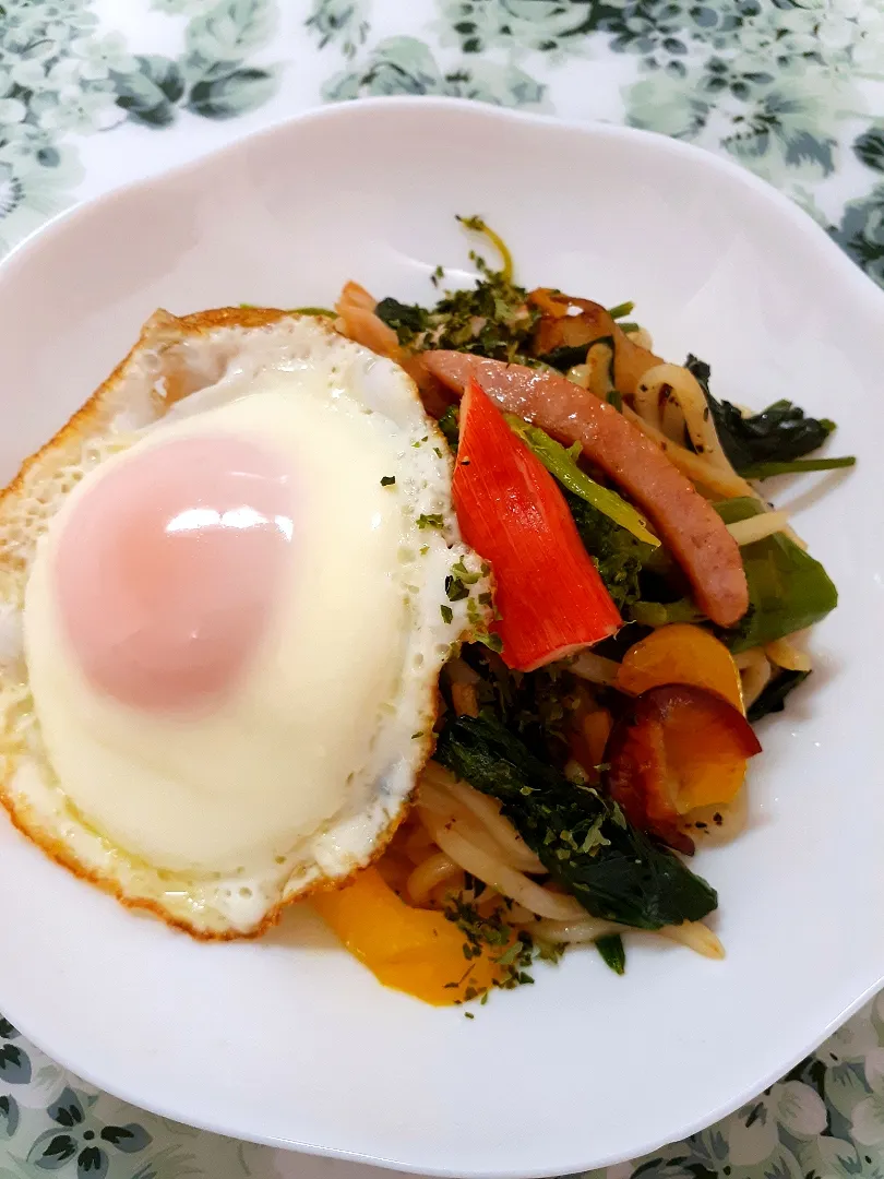 🔷牡蠣オイル漬けのオイルで焼きうどん🍳目玉焼きのっけ🔷|@きなこさん