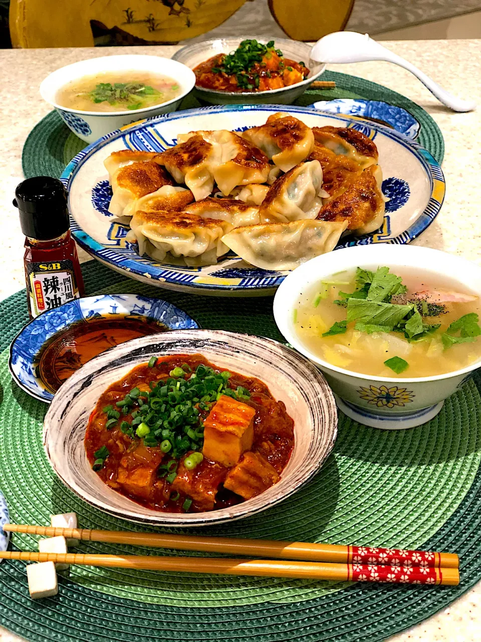 Snapdishの料理写真:焼き餃子🥟！麻婆豆腐！白菜スープ🥬！|Mayumiさん