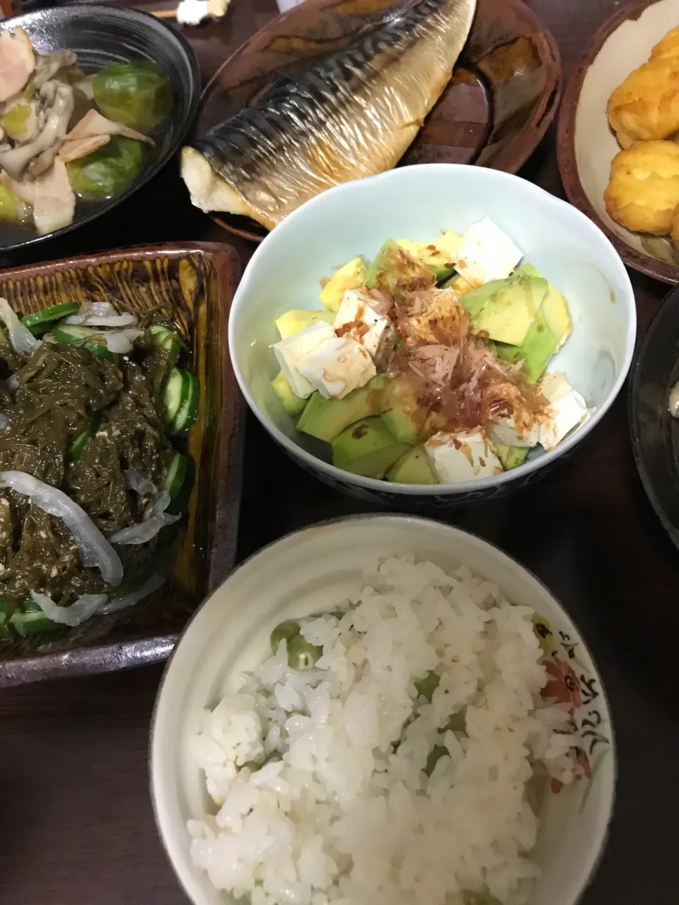 Snapdishの料理写真:3月5日晩ご飯。塩サバ、もずく酢、チーズインナゲット、アボカドカマンベール、芽キャベツのスープ、豆ご飯。|あやさん