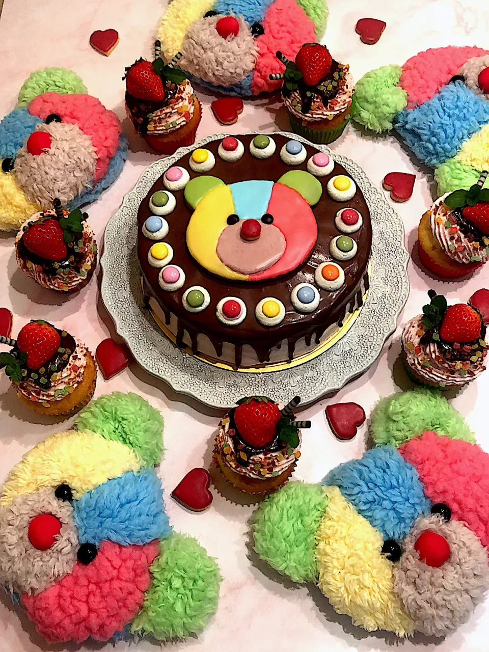 チョコとイチゴとクマのケーキ🎂とカップケーキ🧁小さな子供達のダンス衣装に縫い付けた、手作りクマさんとケーキをコラボしてみました♪( ´▽｀)|AXさん