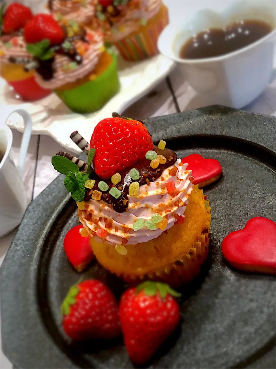 Snapdishの料理写真:カップケーキ🧁イチゴクリームデコレーション🍓|AXさん