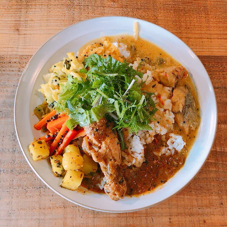 ダルカレーとアジカレーのあいがけ🍛|ちゃみこさん