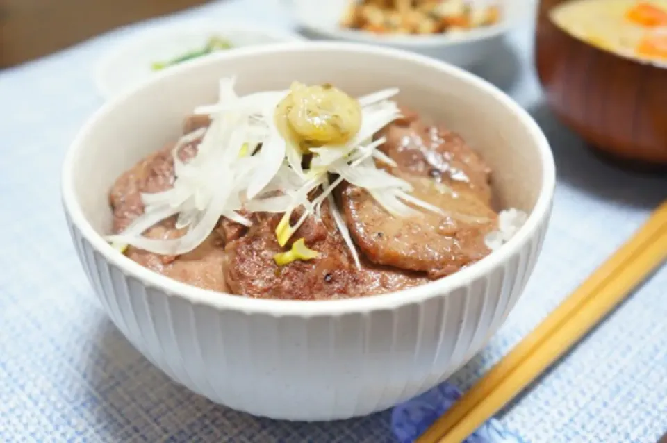 ねぎ塩牛タン丼|ちいさなしあわせキッチンさん