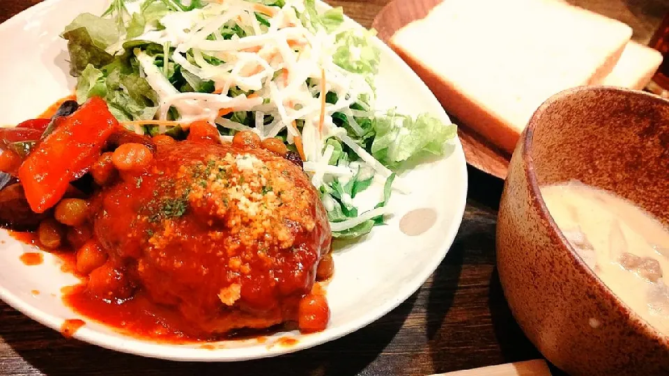 賄い飯🍚手捏ねハンバーグ　肉汁にケチャップとかソースとか混ぜちゃったソース|Gauche Suzukiさん