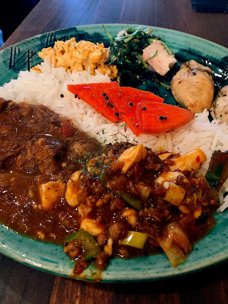 玉造 #酒tocurryアーチル ･牛スジスパイスカレー･白子麻婆カレー (タコと三葉のナムル･マカロニタマゴサラダ･牡蠣のバターソテー)¥1100 2020.03.06|papicoさん