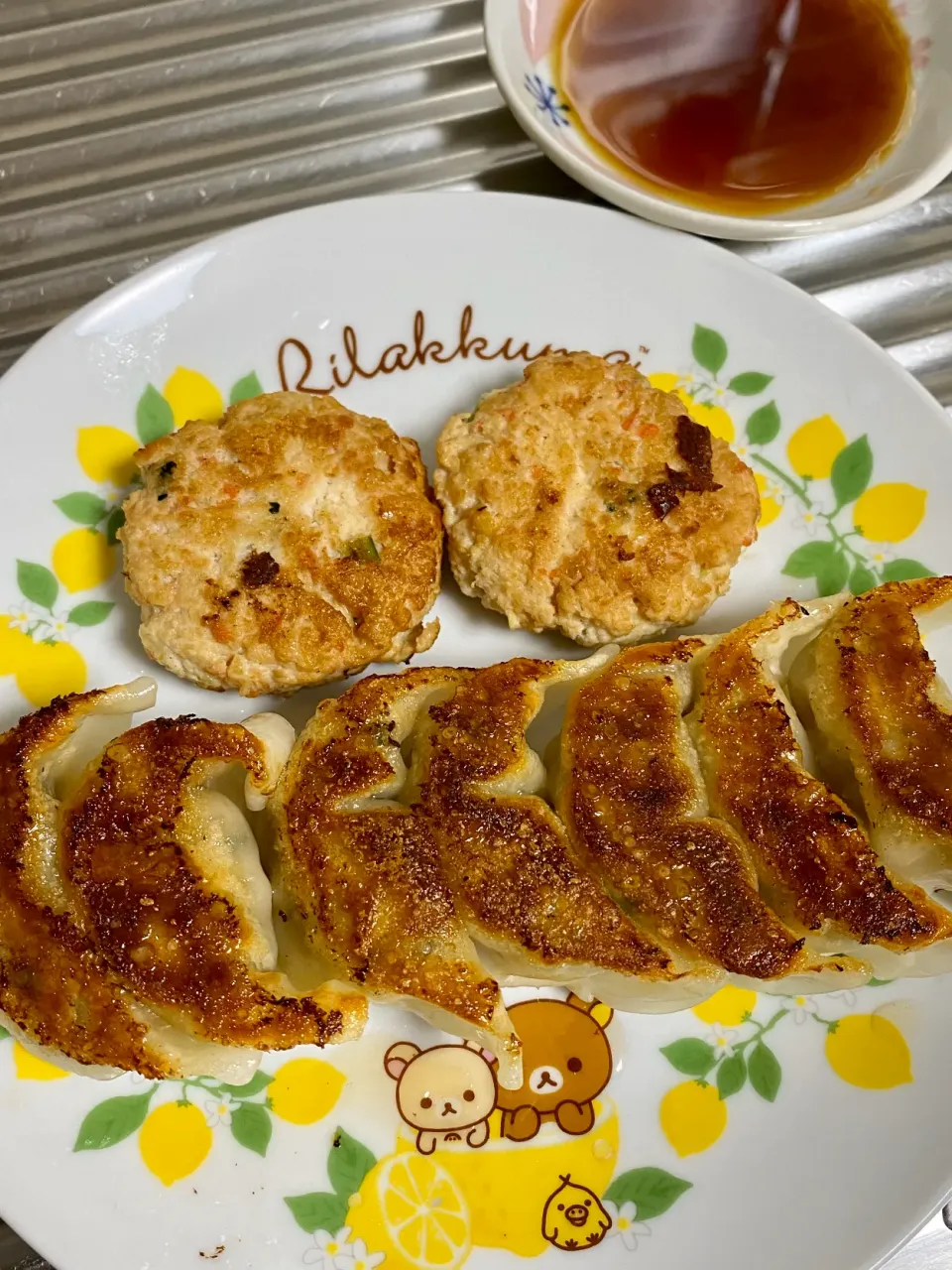 野菜ギョーザと豆腐バーグ👍  ヘルシーでしょ(; ◜ ᵕ◝)💦|ひめちゃんさん