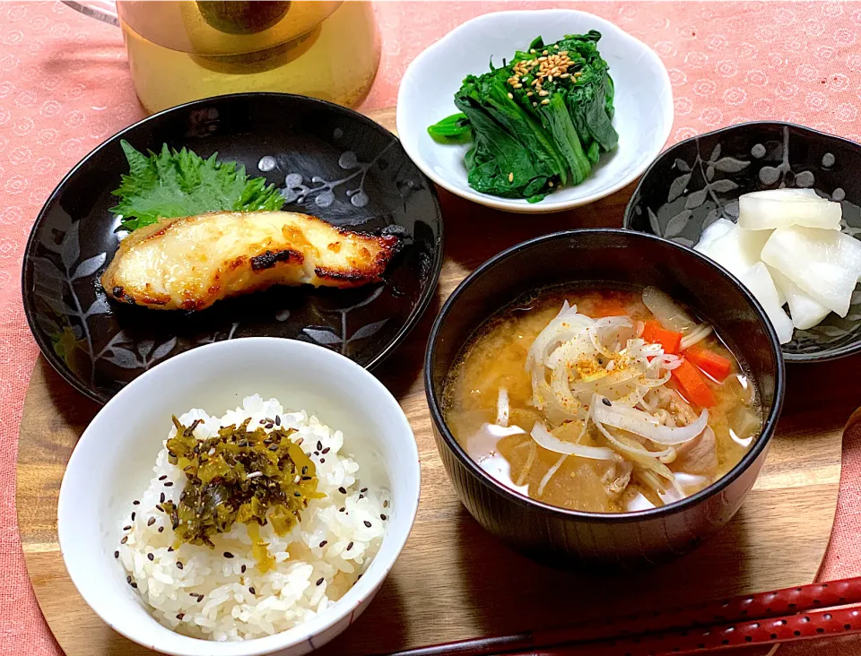 Snapdishの料理写真:夕食　銀むつの西京焼き　豚汁　ほうれん草のお浸し　高菜ご飯　大根のすし酢漬け|なおみさん