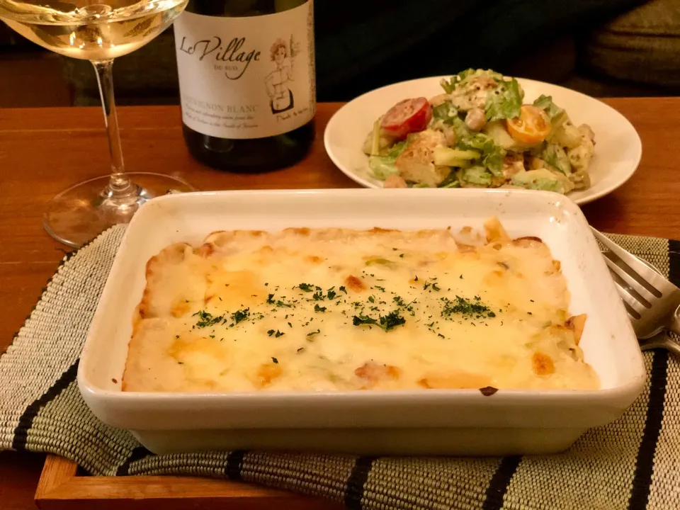 Snapdishの料理写真:長ネギのグラタン、鶏肉とセロリのマスタードサラダで家飲み　　　　　　　Leek gratin|マユマユさん