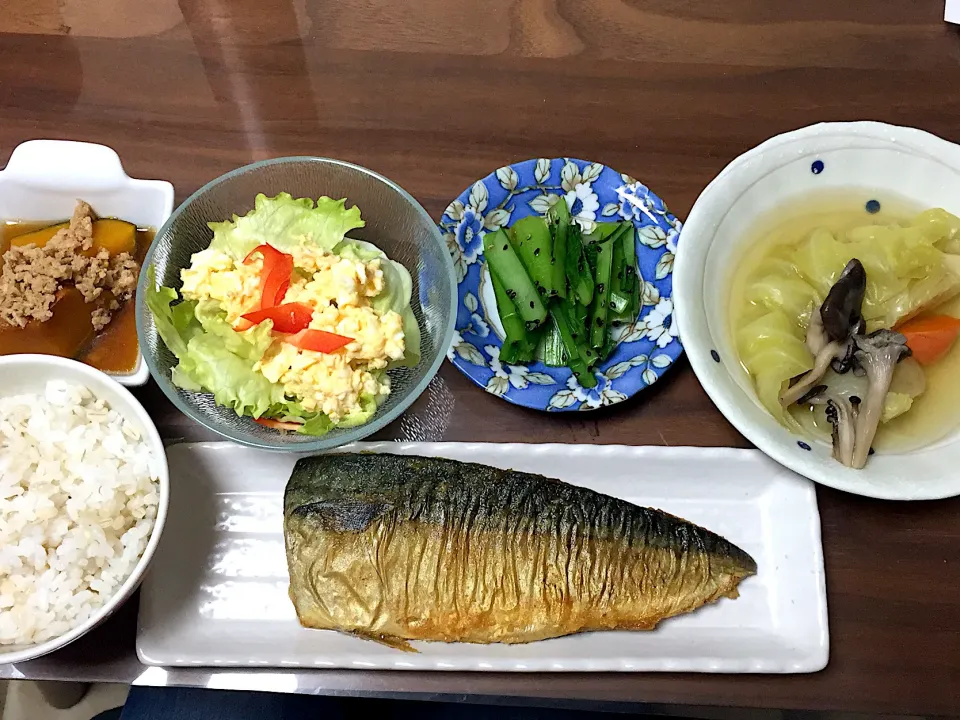 鯖のカレー風味ソテー キャベツのコンソメスープ 小松菜おひたし たまごサラダ かぼちゃのそぼろ煮|おさむん17さん