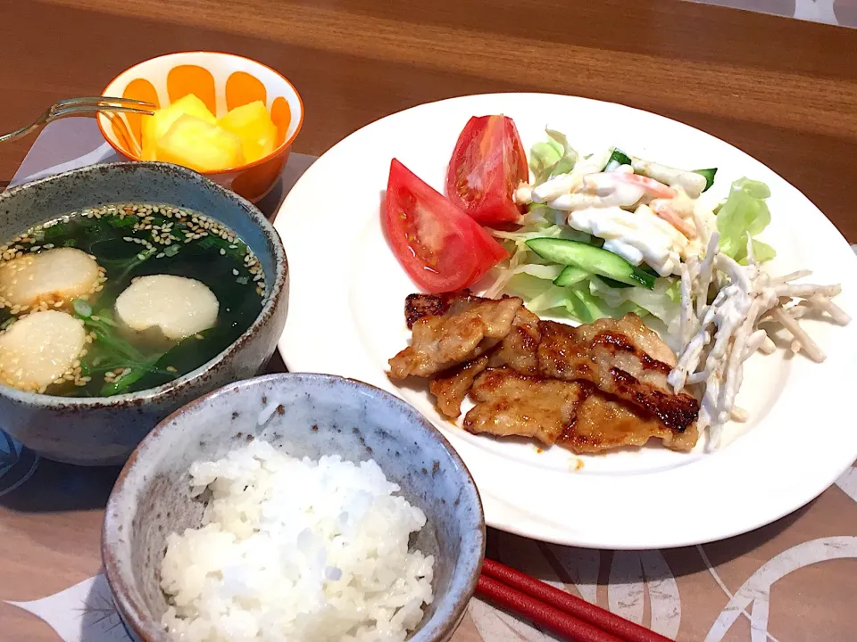 晩御飯
豚ロースの生姜焼き、ゆできゃ#茹でキャベツ、きゅうり、トマト、マカロニサラダ、ごぼうサラダ、白米、わかめスープ、パイナップル|かよちゃんさん