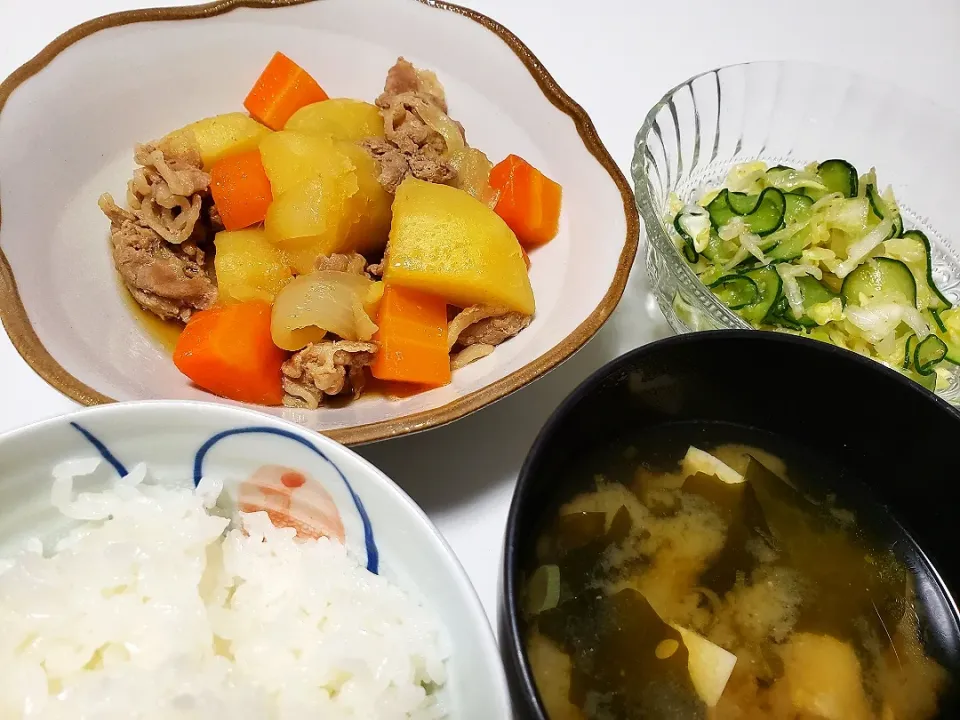 Snapdishの料理写真:肉じゃが
キャベツときゅうりのサラダ
豆腐とわかめと小ネギの味噌汁|しょーこさん