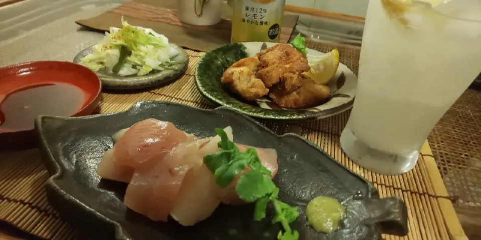 一人呑み
唐揚げ、びんちょうまぐろ、白菜漬け。レモンサワー🍋|miyuki🌱さん