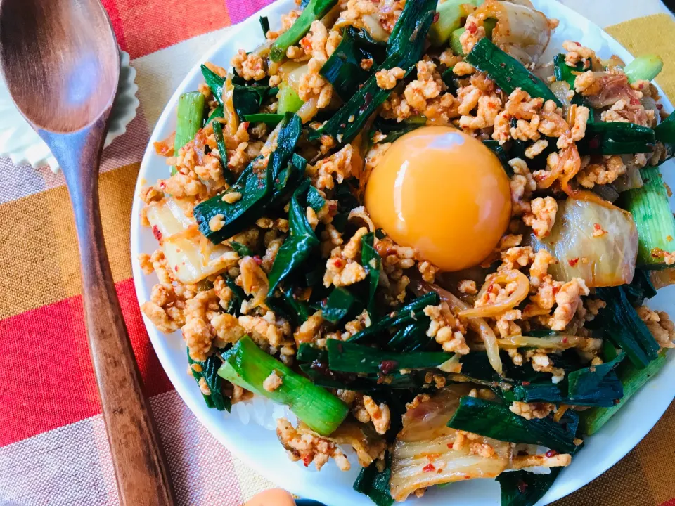 「鶏ひき肉のピリ辛親子丼」|バシュランさん