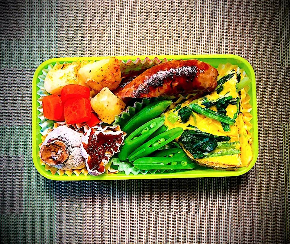 Snapdishの料理写真:今日のお弁当。ドーム型の蓋で少し盛り上げられるけど、味移りがしないように、はみ出さないようにって思うと、地味なお弁当になります😥|milanmilanさん