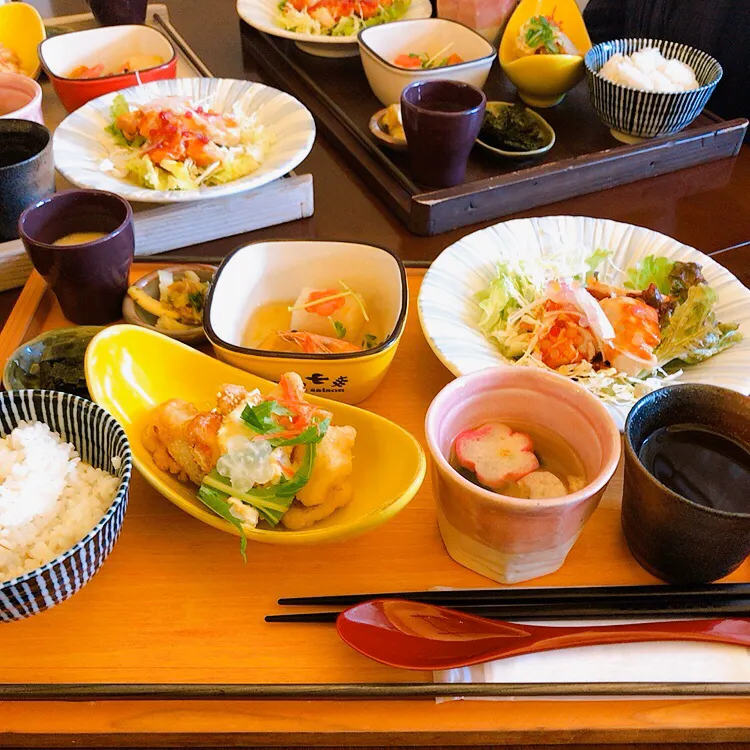 Snapdishの料理写真:鶏肉の炙りニラ玉サラダと鱈と山芋の　　トマトソース天ぷら🥗🍅|ちゃみこさん