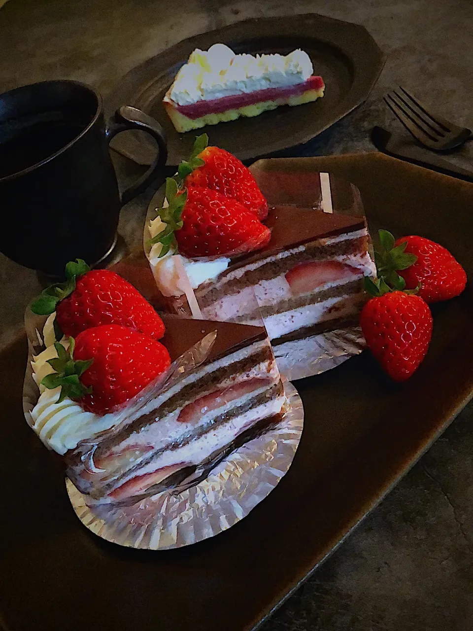 イチゴクリームのチョコレートケーキ🍓カットしたとこ。先日投稿したクマさんケーキのクマクッキーを外してデコレーションし直してみました☺️後ろはルビーチョコタルトのカット(*´ ˘ `*)|AXさん