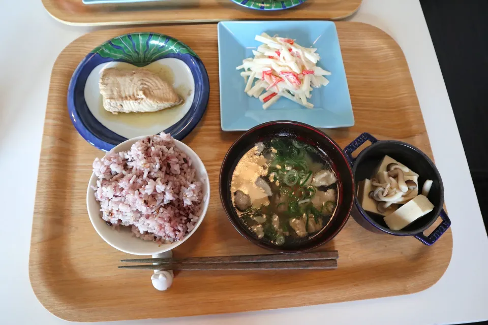 今日の昼食 もうかさめの煮付け、大根サラダ、高野豆腐の煮物、雑穀米、塩麹豚汁|pinknari🐰🌈さん