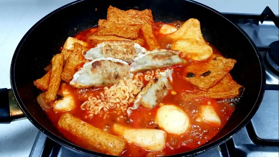 Snapdishの料理写真:tteokbokki with 辛拉面，煎饺，鸡蛋，鱼板|steven z.y.さん