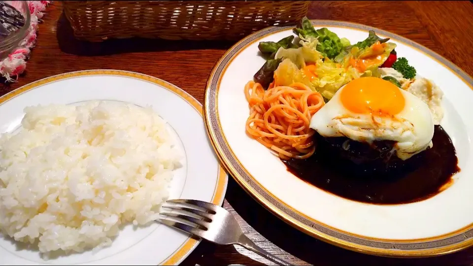 Snapdishの料理写真:3/7のランチ☀️🍴
街の洋食屋さんでクラシックハンバーグ|卯月さん