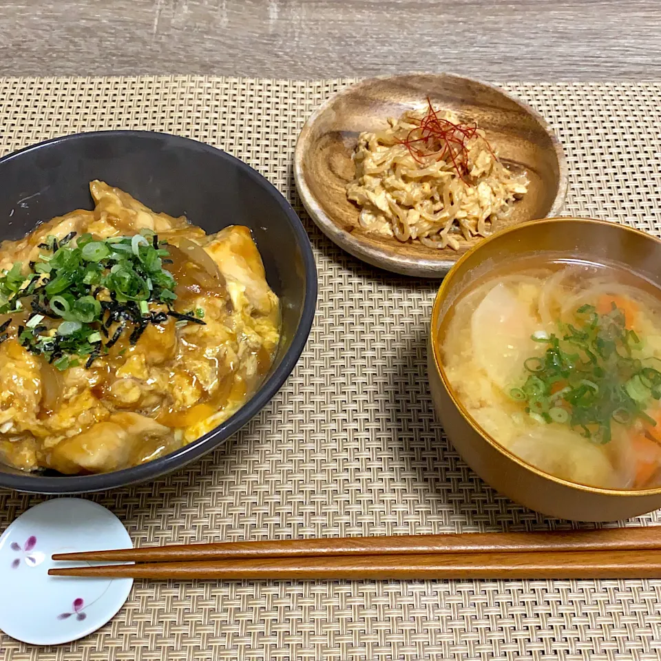 Snapdishの料理写真:鶏胸肉の親子丼 大根と人参の味噌汁 糸こんにゃくのツナマヨ炒め|m iさん